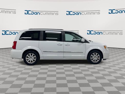 Used 2016 Chrysler Town & Country Touring FWD image 9