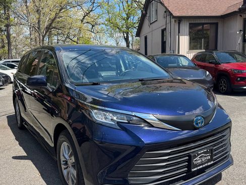 Used 2022 Toyota Sienna LE AWD/4WD image 7