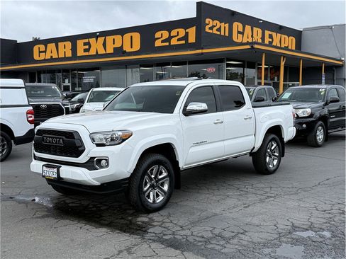 Used 2017 Toyota Tacoma Limited w/ Tow Package AWD/4WD image 30