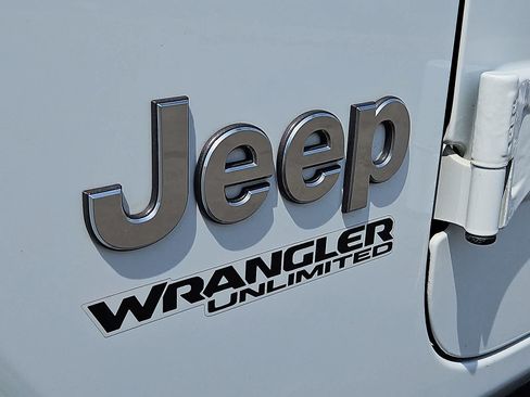 Used 2018 Jeep Wrangler Unlimited Sahara AWD/4WD image 36