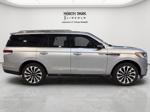 Used 2024 Lincoln Navigator Reserve AWD/4WD image 6