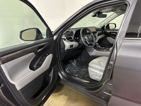 Used 2024 Toyota Highlander Platinum image 2