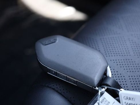 Certified 2025 Kia Carnival LXS image 33