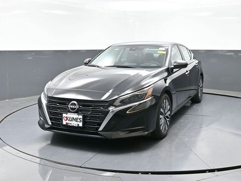 Used 2024 Nissan Altima 2.5 SV image 8