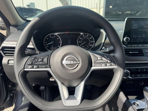 Used 2025 Nissan Altima 2.5 SV FWD image 28