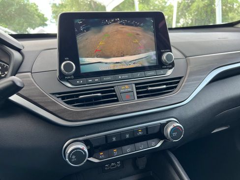 Used 2025 Nissan Altima 2.5 SV FWD image 17