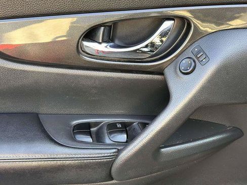 Used 2018 Nissan Rogue SV AWD/4WD image 11