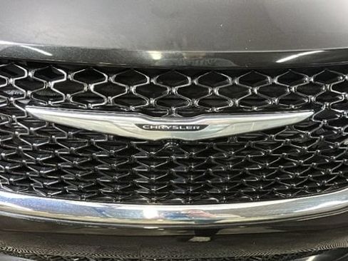 Used 2024 Chrysler Pacifica Touring-L FWD image 8