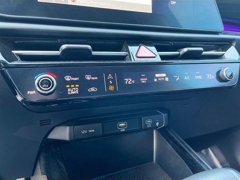 Used 2024 Kia Niro EX image 16