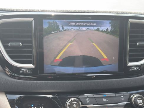 Used 2022 Chrysler Pacifica Touring-L FWD image 9