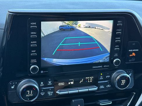 Used 2022 Toyota Highlander XLE AWD/4WD image 23