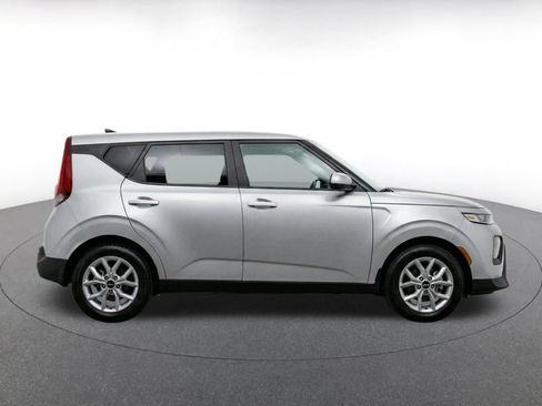 Used 2025 Kia Soul LX w/ LX Technology Package FWD image 10