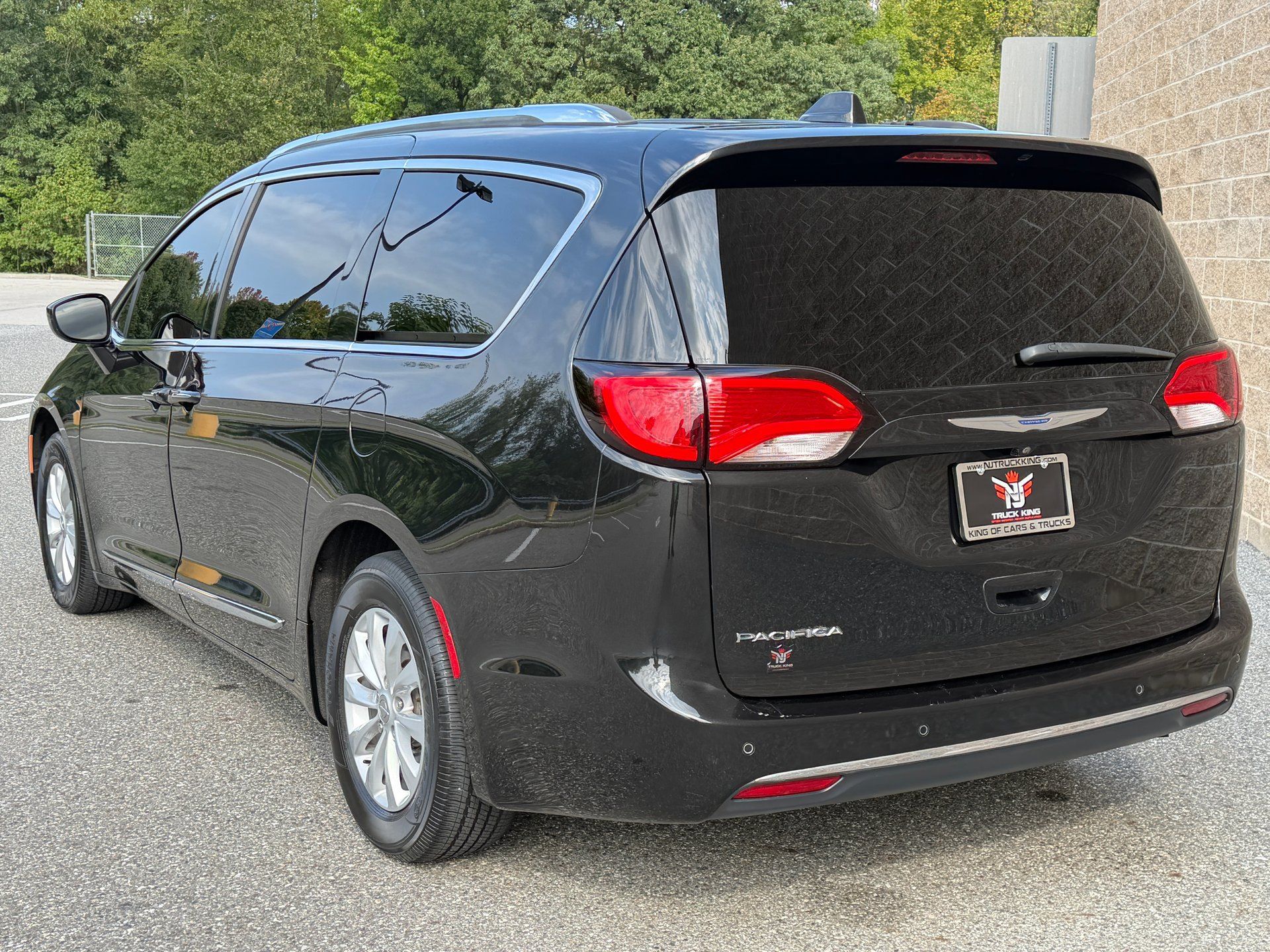 Used 2018 Chrysler Pacifica Touring-L FWD image 9