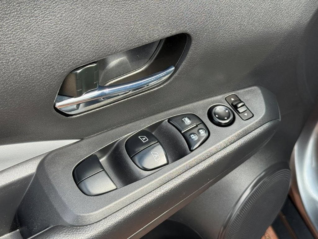 Used 2023 Nissan Kicks SR w/ SR Premium Package FWD image 10