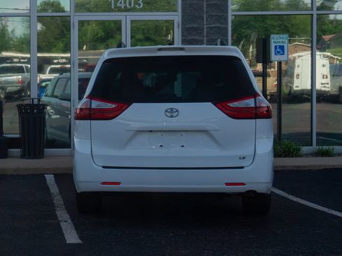 Used 2017 Toyota Sienna LE FWD image 3
