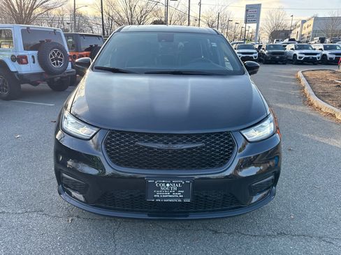 New 2023 Chrysler Pacifica Limited w/ Uconnect Theater Family Group image 9