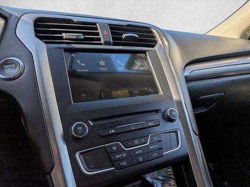 Used 2018 Ford Fusion SE w/ Fusion SE Technology Package image 12