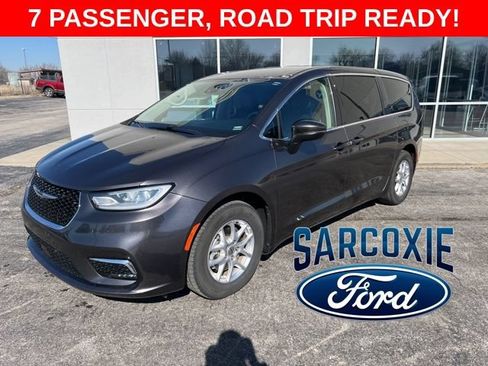 Used 2023 Chrysler Pacifica Touring-L FWD image 1