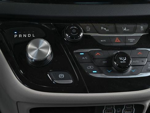 Used 2024 Chrysler Pacifica Touring-L FWD image 24
