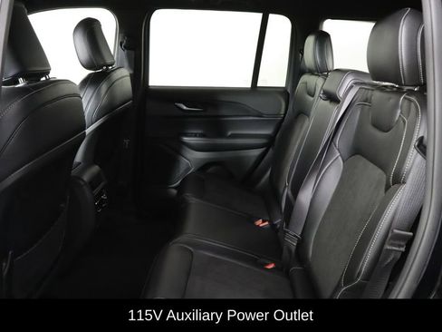 Used 2023 Jeep Grand Cherokee Altitude image 16