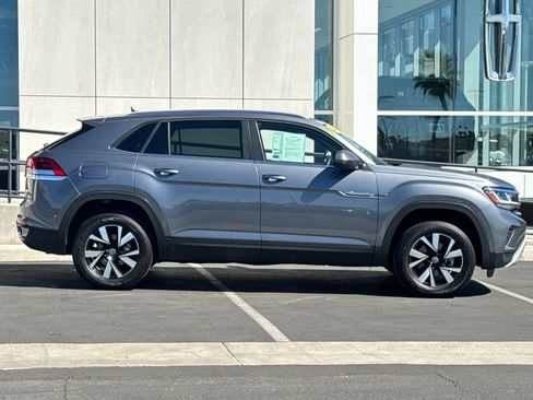 Used 2022 Volkswagen Atlas Cross Sport SE image 2