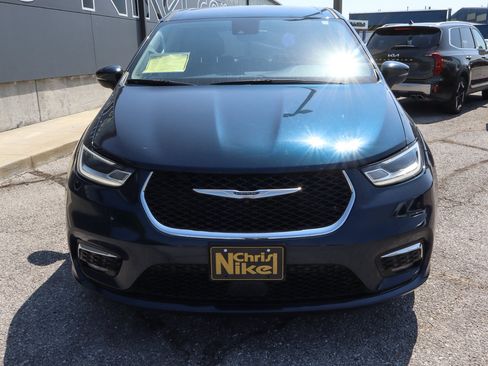 Used 2023 Chrysler Pacifica Touring-L FWD image 2