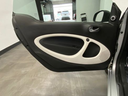 Used 2016 smart fortwo passion image 33
