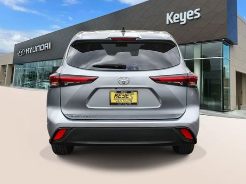 Used 2025 Toyota Highlander LE FWD image 6