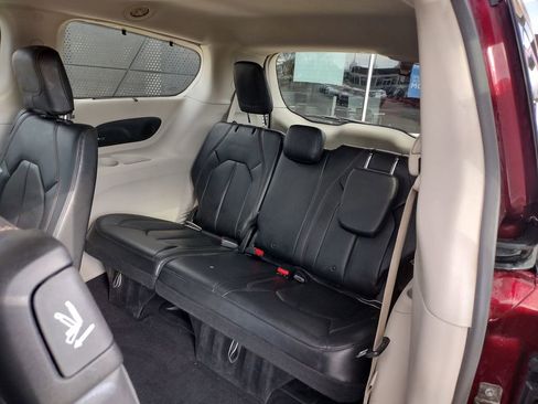 Used 2018 Chrysler Pacifica Touring-L Plus FWD image 11