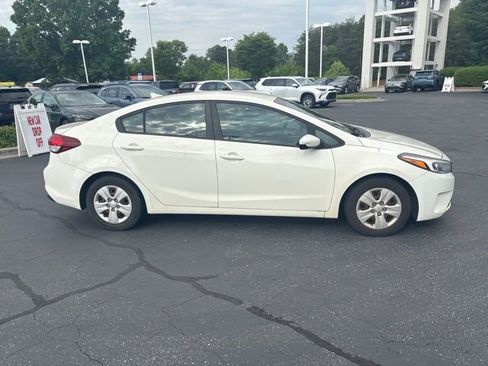 Used 2017 Kia Forte LX FWD image 3