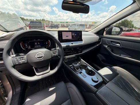 Used 2025 Nissan Rogue Platinum w/ Platinum Premium Package AWD/4WD image 9