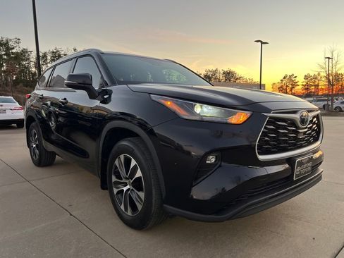 Used 2023 Toyota Highlander XLE image 1
