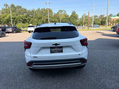 Used 2024 Chevrolet Trax LT w/ Sunroof Package FWD image 6