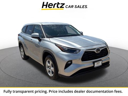 Used 2025 Toyota Highlander LE FWD image 1