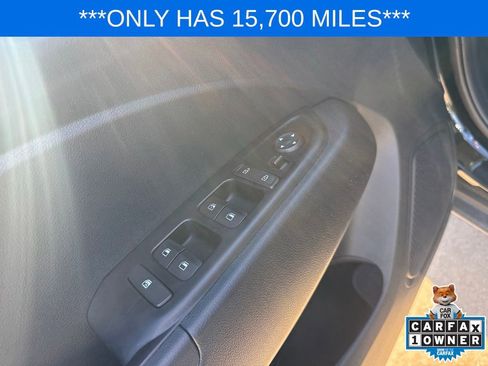 Used 2024 Hyundai Venue SEL FWD image 11
