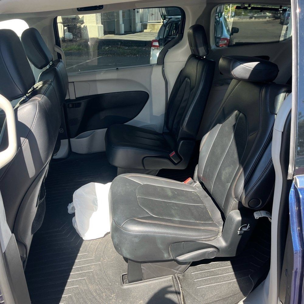 Used 2018 Chrysler Pacifica Touring-L w/ Premium Audio Group FWD image 12