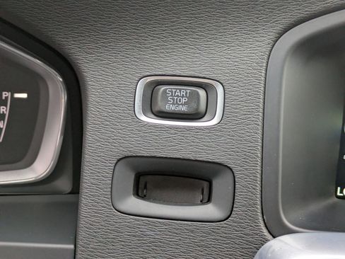 Used 2017 Volvo V60 T6 R-Design Platinum image 19