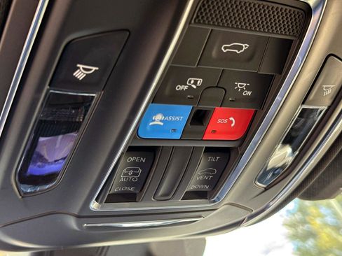 Used 2025 Jeep Grand Cherokee Altitude AWD/4WD image 20