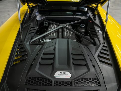 Used 2021 Lamborghini Huracan EVO RWD image 11
