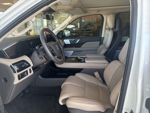Used 2024 Lincoln Navigator Reserve image 8