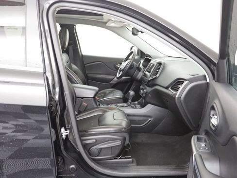 Used 2019 Jeep Cherokee Latitude Plus w/ Comfort/Convenience Group image 18