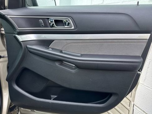 Used 2017 Ford Explorer XLT w/ Equipment Group 202A AWD/4WD image 25
