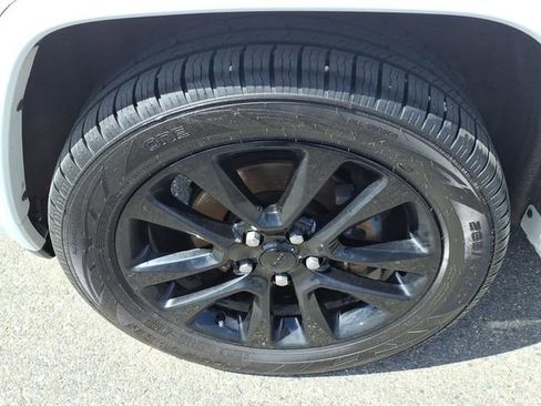 Used 2019 Jeep Grand Cherokee Altitude AWD/4WD image 9