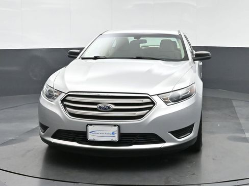 Used 2017 Ford Taurus SE image 2