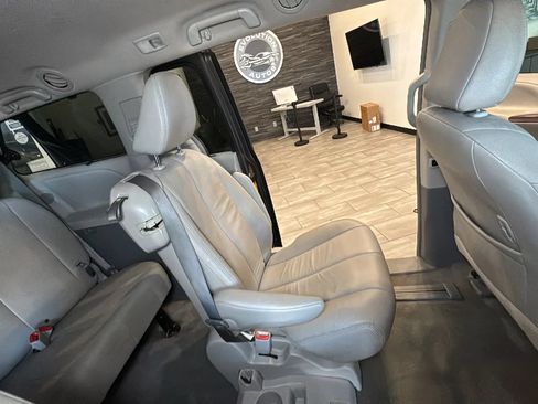 Used 2014 Toyota Sienna XLE w/ XLE Premium Package FWD image 27