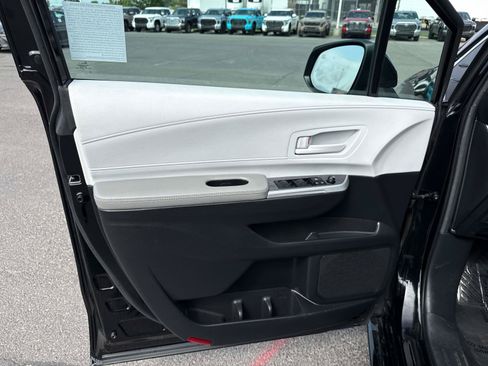 Used 2025 Toyota Sienna LE FWD image 13