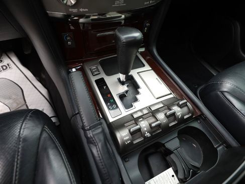 Used 2013 Lexus LX 570 4WD w/ Luxury Pkg image 21