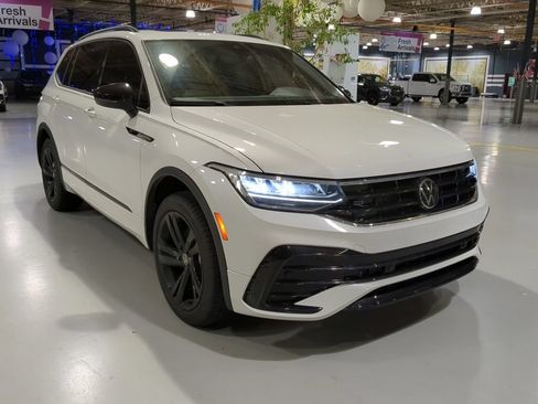 Used 2024 Volkswagen Tiguan SE R-Line AWD/4WD image 5