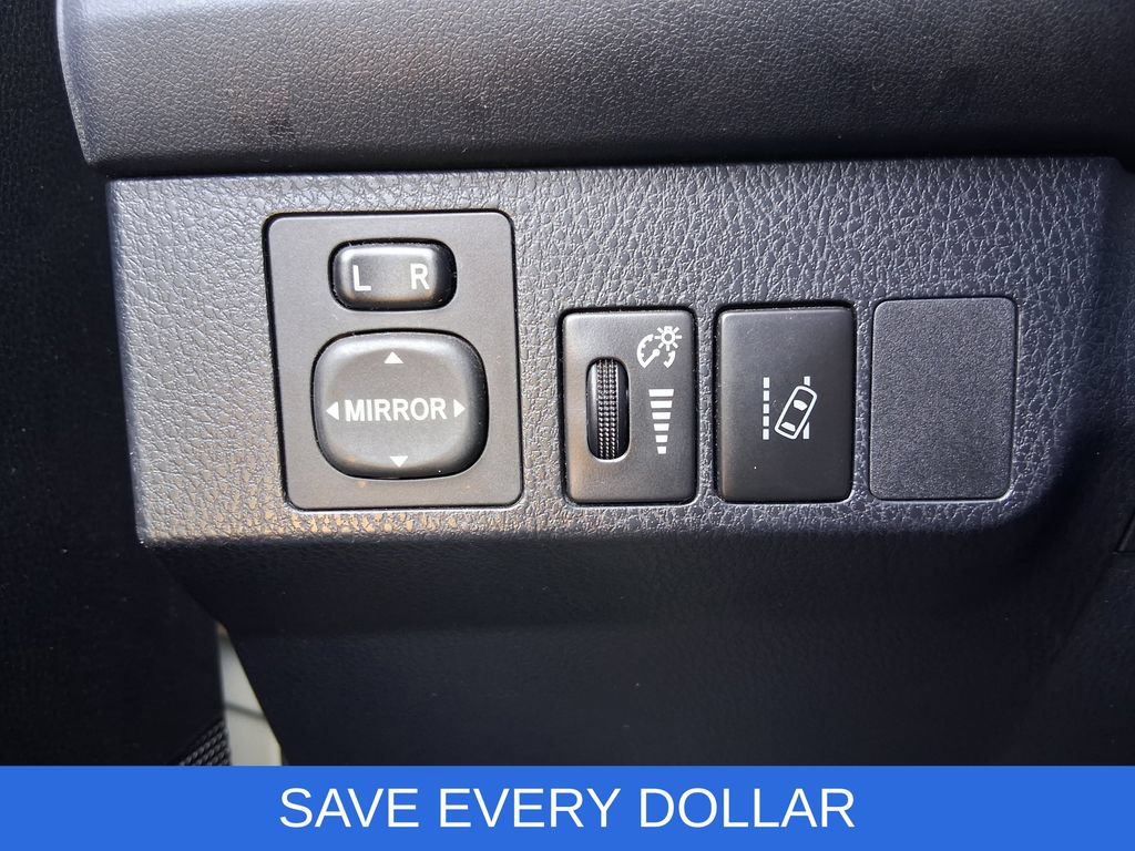 Used 2018 Toyota RAV4 LE FWD image 9