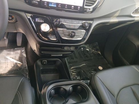 Used 2025 Chrysler Pacifica Select FWD image 14